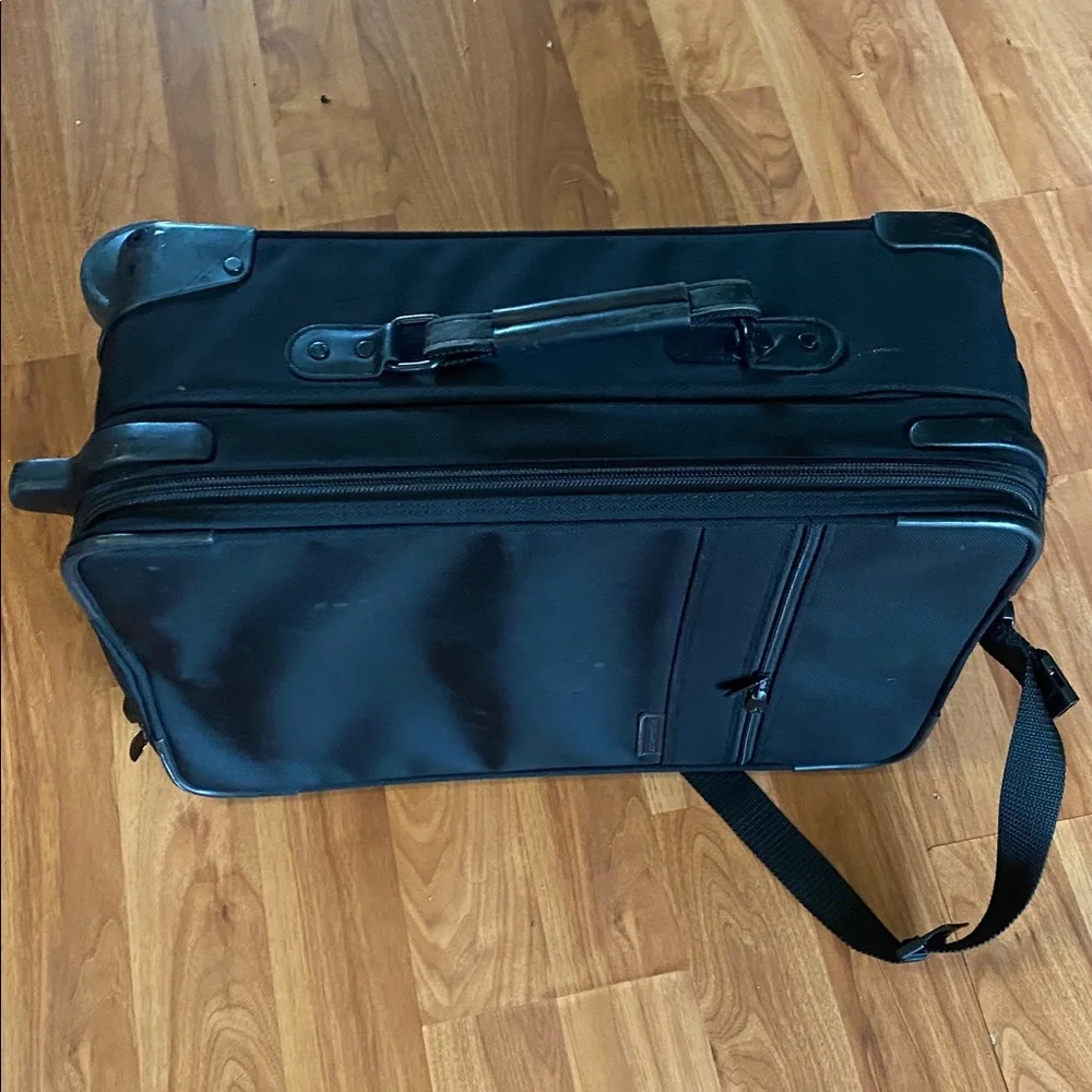 🖤Briggs & Riley Black Rolling travel Carry-On 22” tall🖤